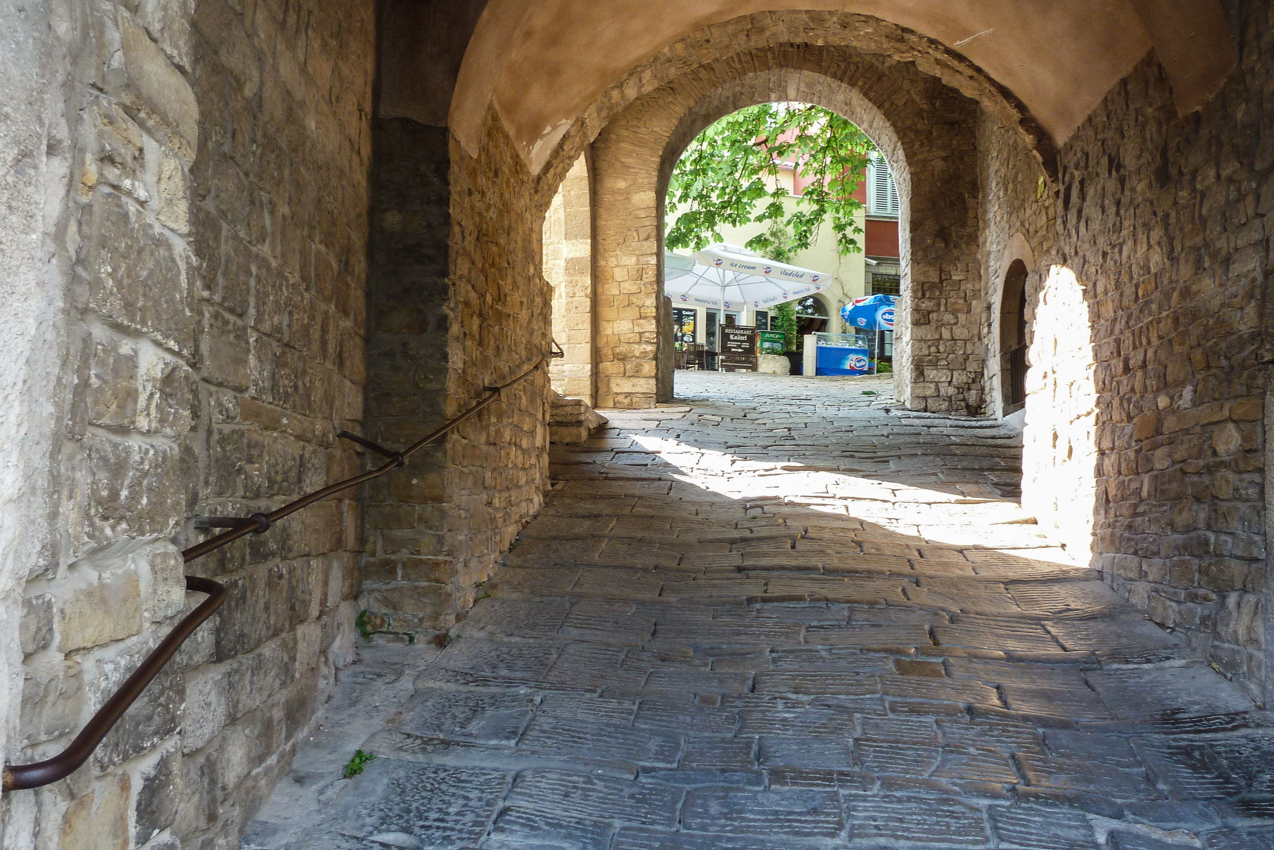 Unter einem Gewölbe hindurch in die Altstadt